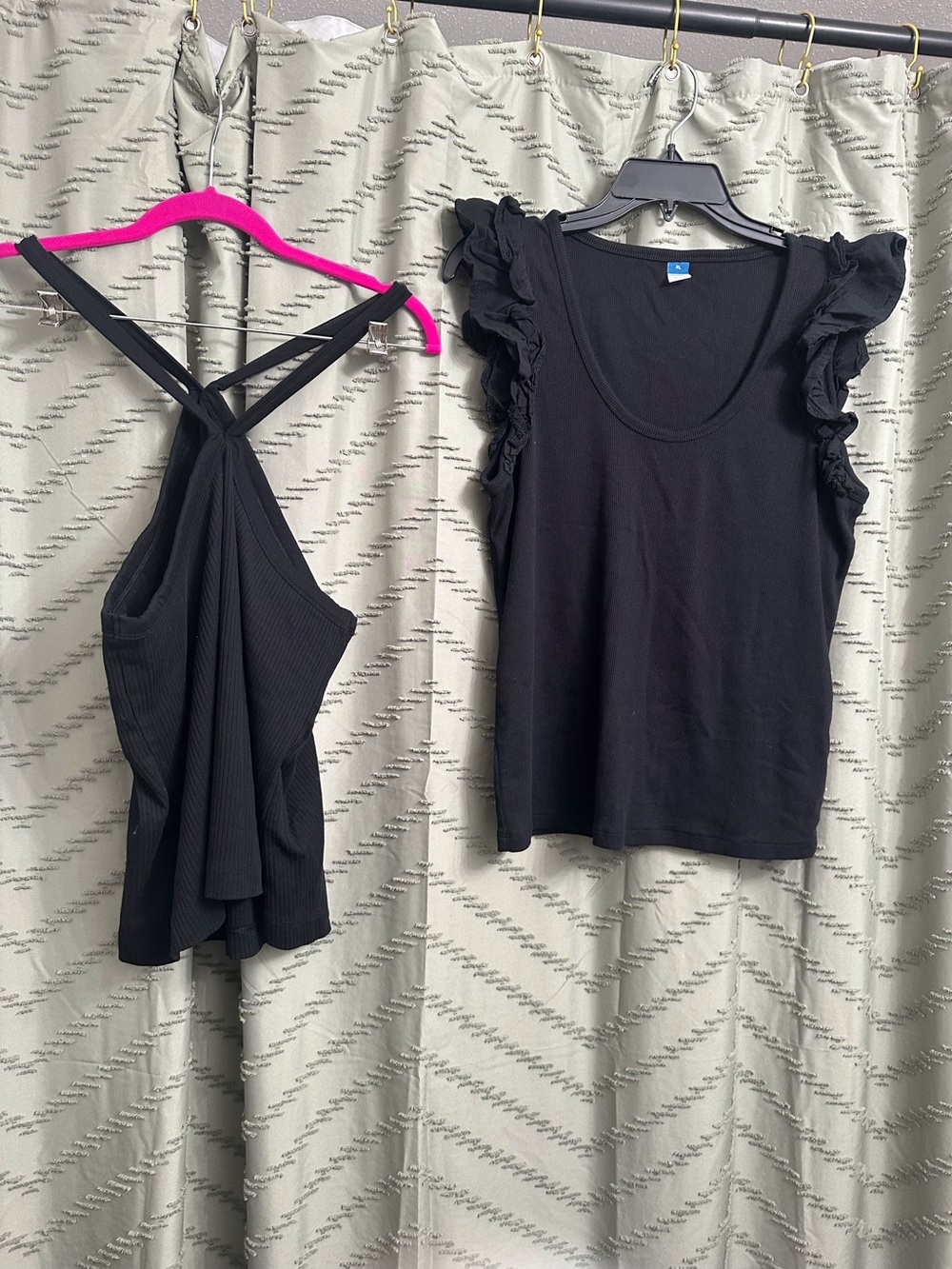 Bundle lot of 2 Old navy tank tops shirts tops size XL 
Old navy cross neck tank